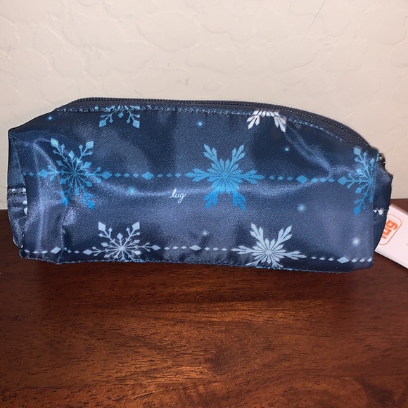 LUG BRAND NEW WITH TAGS SNOWFLAKE NAVY COSMETIC BAG - Picture 3 of 7